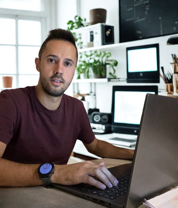 Santigo Mar tabajando